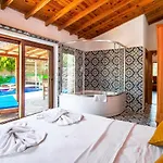 Villa Havuzu Korunakli Jakuzili Kinali (Aegean)