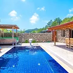 Havuzu Korunakli Jakuzili * Kinali (Aegean)