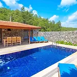 Havuzu Korunakli Jakuzili Kinali (Aegean)