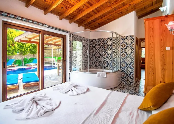 Villa Havuzu Korunakli Jakuzili Kinali (Aegean)